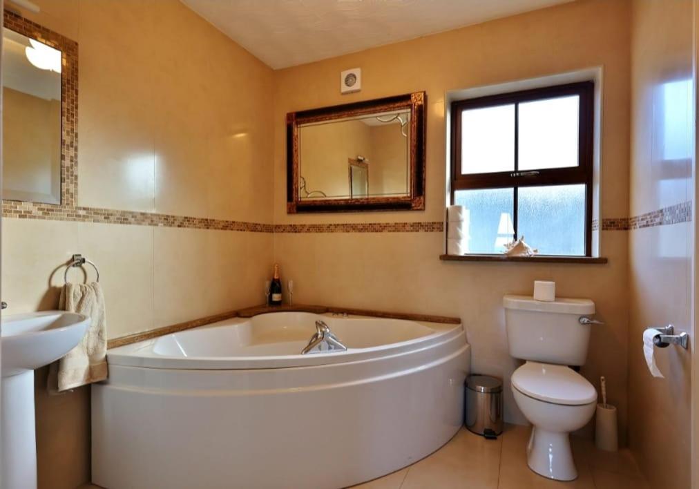 The Cliffs Of Moher Holiday House ดูลิน ภายนอก รูปภาพ