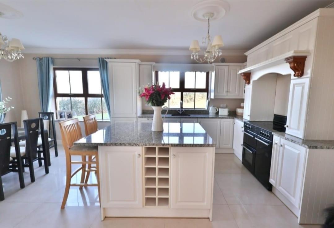 The Cliffs Of Moher Holiday House ดูลิน ภายนอก รูปภาพ